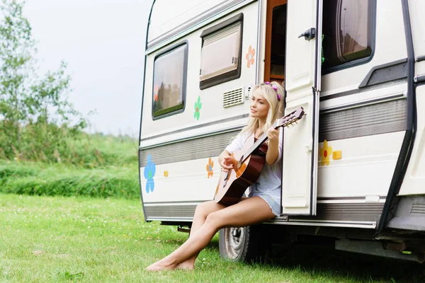 Vacker kvinna spela gitarr — Stockfoto