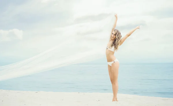 Mulher bonita na praia — Fotografia de Stock