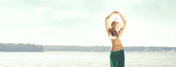 Belle jeune femme à la plage — Photo