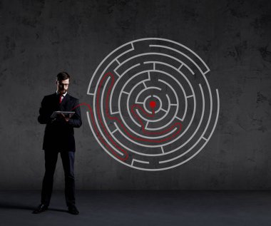 Siyah takım elbiseli bir iş adamı.