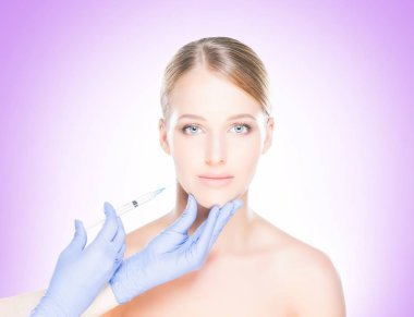 Kadının yüzü içine enjeksiyon yapma doktor