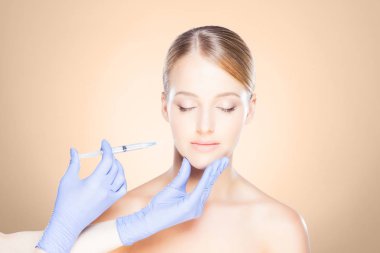 Kadının yüzü içine enjeksiyon yapma doktor