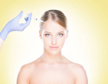 Kadının yüzü içine enjeksiyon yapma doktor