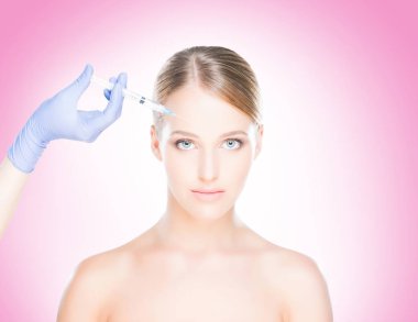 Kadının yüzü içine enjeksiyon yapma doktor