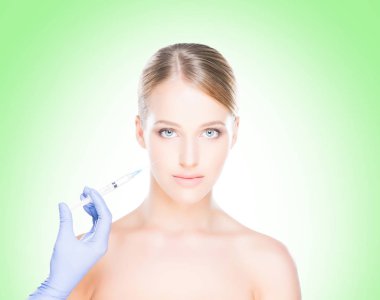 Kadının yüzü içine enjeksiyon yapma doktor