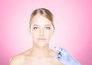 Kadının yüzü içine enjeksiyon yapma doktor