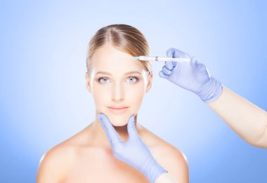 Kadının yüzü içine enjeksiyon yapma doktor