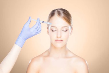 Kadının yüzü içine enjeksiyon yapma doktor