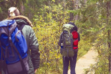 İki adam ormanda hiking