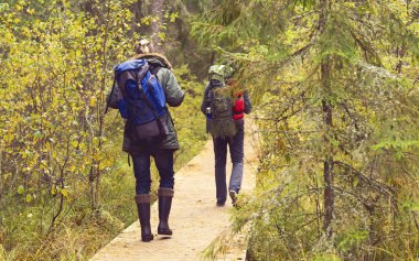 İki adam ormanda hiking