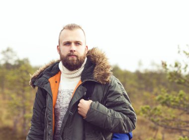 Ormanda yürüyüş yapan bir adam  