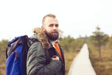 Bataklıkta hiking adam  