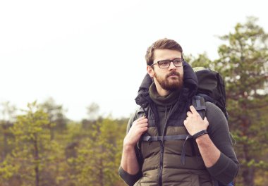 Ormanda yürüyüş yapan bir adam  