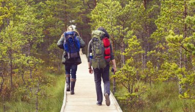 İki adam ormanda hiking