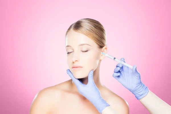 Medico facendo iniezione in faccia della donna — Foto Stock