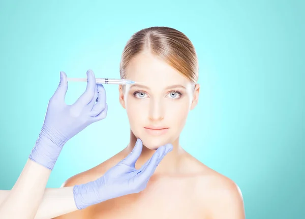 Medico facendo iniezione in faccia della donna — Foto Stock