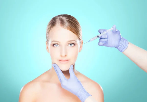 Médico fazendo injeção no rosto da mulher — Fotografia de Stock