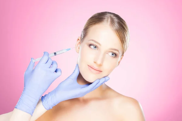 Medico facendo iniezione in faccia della donna — Foto Stock