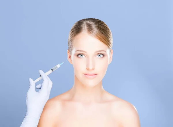 Médecin faisant injection dans le visage de la femme — Photo