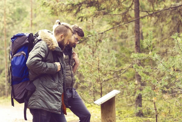 Dos hombres caminando en el bosque — Foto de Stock