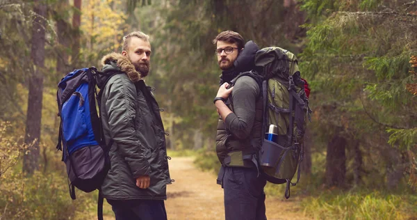 Twee mannen wandelen in het bos — Stockfoto