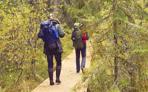 Dos hombres caminando en el bosque — Foto de Stock