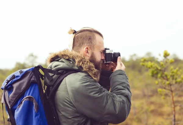 Man wandelen in moeras — Stockfoto