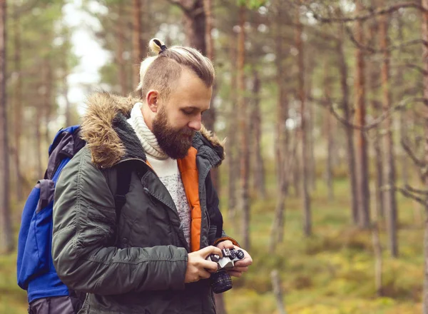 Muž pěší turistika v lese — Stock fotografie