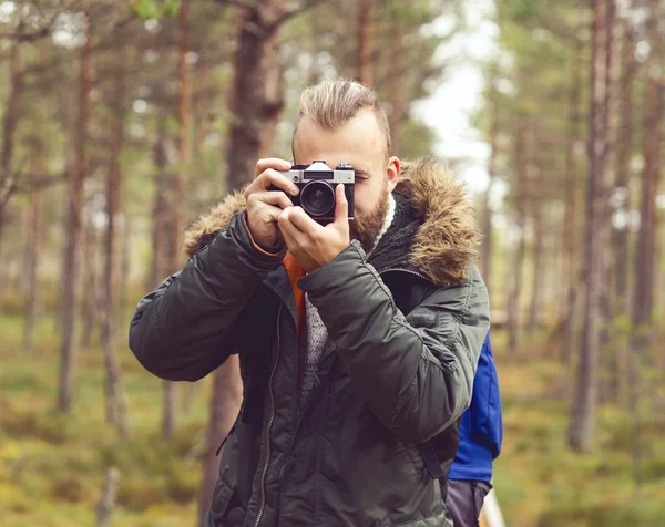 Muž pěší turistika v lese — Stock fotografie