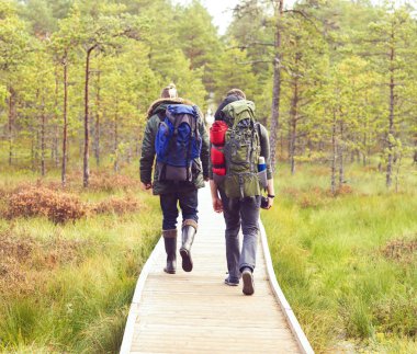 İki adam ormanda hiking