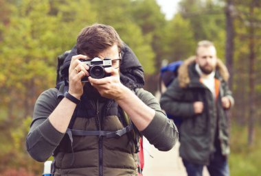 İki adam ormanda hiking