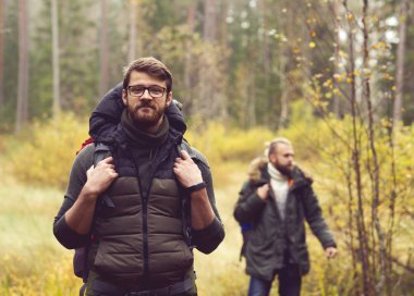 İki adam ormanda hiking