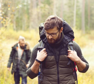 İki adam ormanda hiking