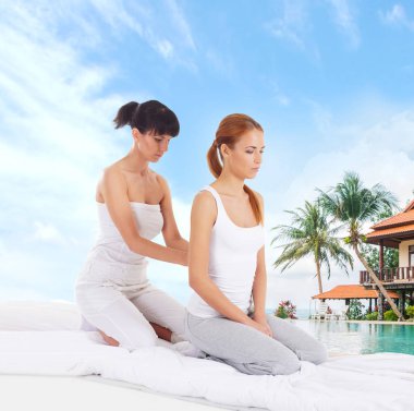 Kadın Tay Masaj germe Başlarken 