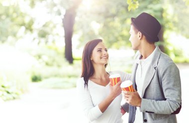 Parkta genç mutlu çift