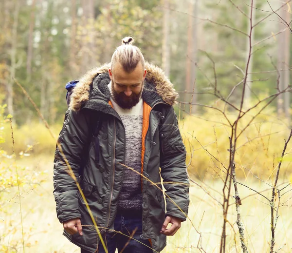 Killen som vandring i skogen — Stockfoto