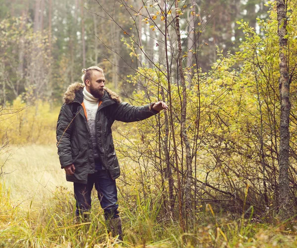 Killen som vandring i skogen — Stockfoto