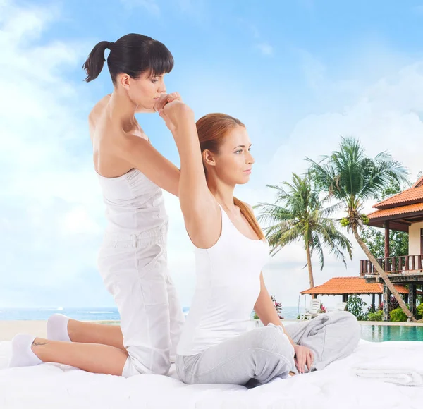 Vrouw krijgen Thais massage uitrekken — Stockfoto
