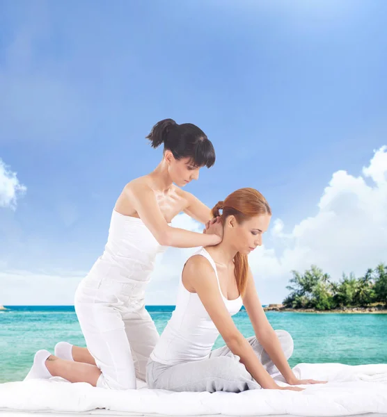 Жінка отримує тайський масаж розтягування — стокове фото