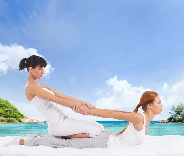 Kvinna att få thailändska stretching massage — Stockfoto
