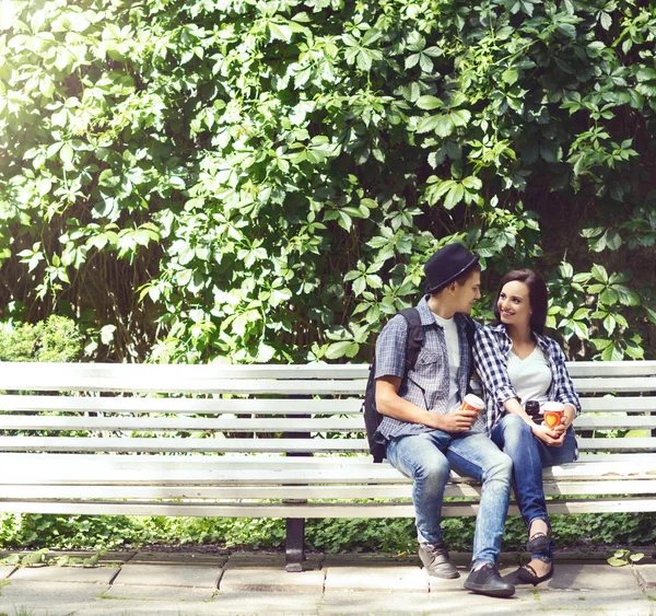 Pareja de jóvenes viajeros — Foto de Stock