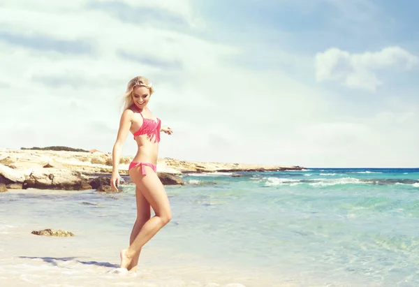 Mooie jonge vrouw op strand — Stockfoto