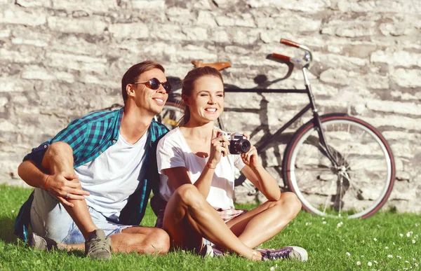 Pareja feliz joven — Foto de Stock