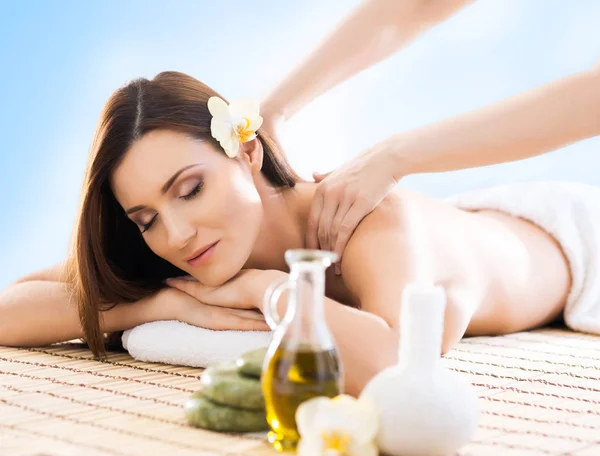 Jonge en natuurlijke vrouw op spa massage — Stockfoto