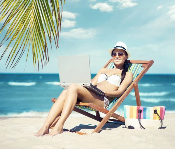 Mooie vrouw ontspannen op zomer-strand — Stockfoto