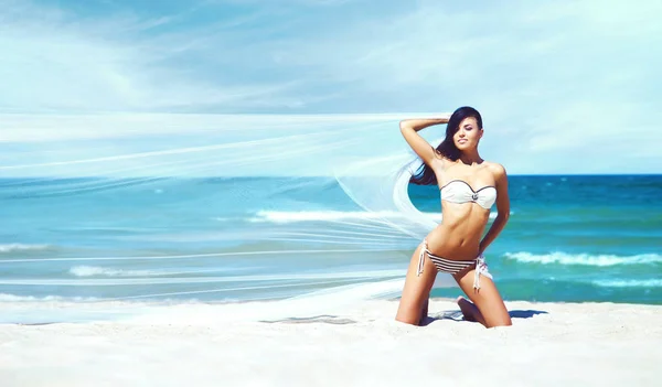 女性がビーチでシルクを吹くとポーズ — ストック写真