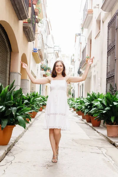 Mujer joven caminando por la ciudad — Foto de Stock