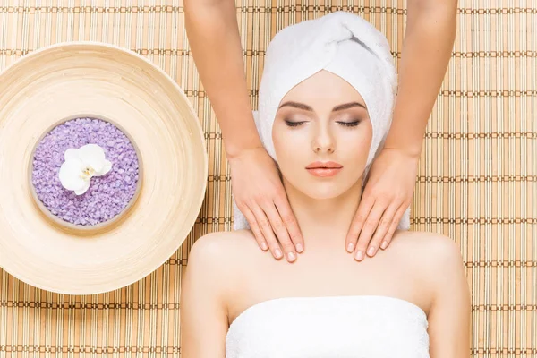 Giovane donna sulla procedura di massaggio spa — Foto Stock