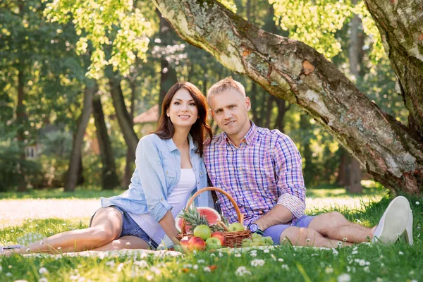 Giovane uomo e donna su picnic — Foto Stock