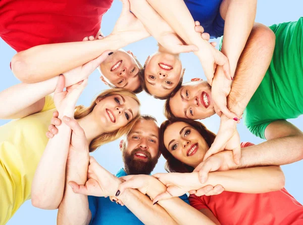 Grupo de jovens amigos felizes — Fotografia de Stock